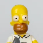 Nahaufnahme der Minifigur Homer Simpson.